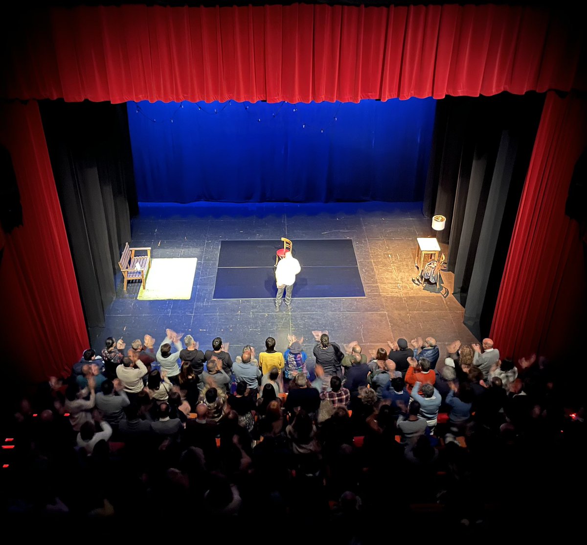 radio_rara's tweet photo. Muchas gracias Málaga! 
Enhorabuena al 40 @festivalmalaga 
Hemos sido muy felices! 
Qué preciosidad de @TeatroEchegaray Qué disfrute ver la sala llena y el público en pie!

#laspiscinasdelabarceloneta https://t.co/kbHByKQDrt