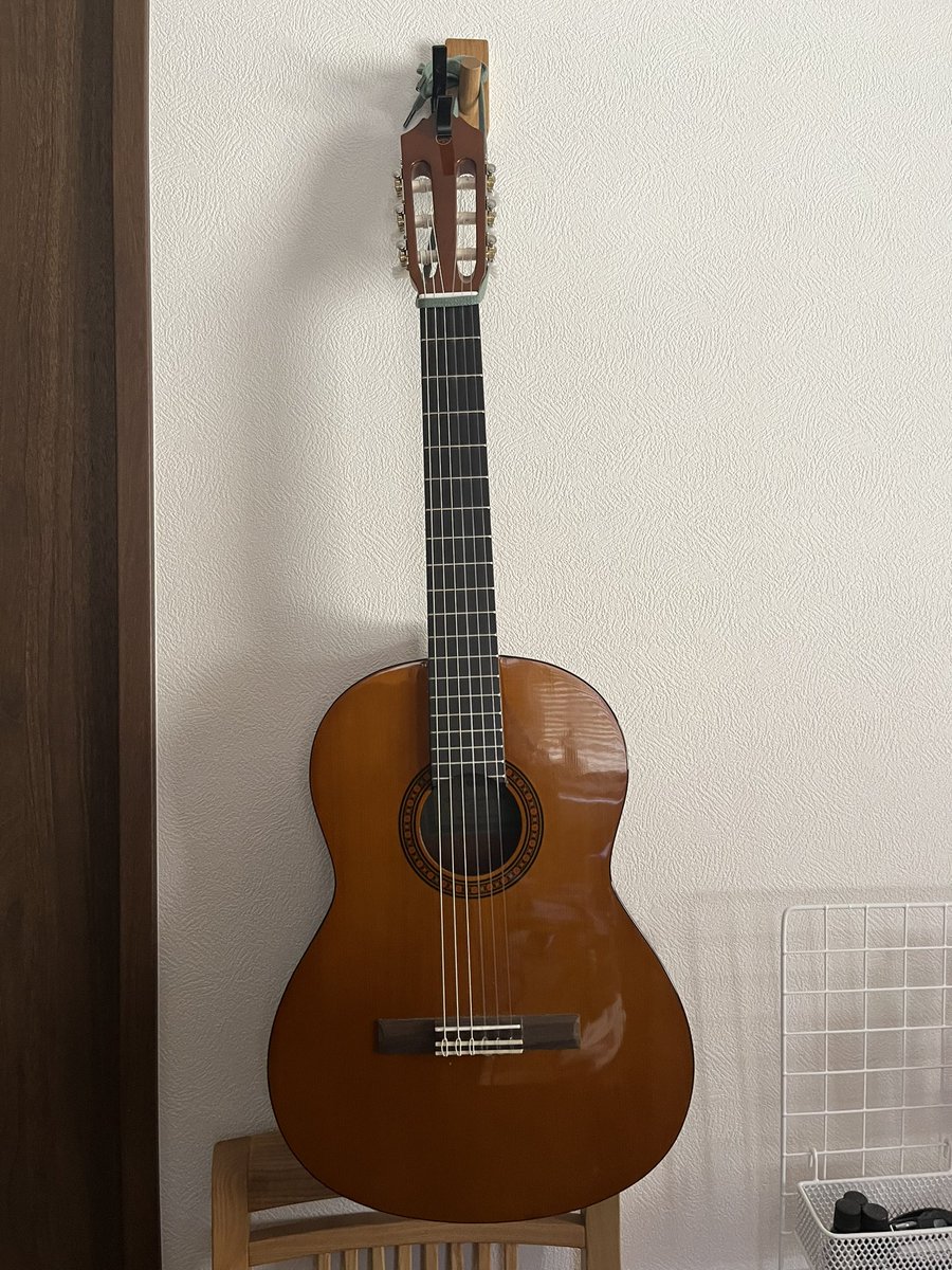 atzsee's tweet photo. インスタライブで、背景のパーカーが見苦しいだとか、チャックししめろだとか、フードがどーだとか、いじられすぎるから、パーカーの代わりに、ギター干してやる。
#yamaha #cs40j https://t.co/kN0m3hayFS