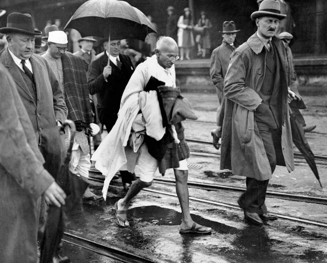 Humble tributes to the father of the nation, #MahatmaGandhi on his death anniversary. It's time to relearn the principles of non violence, this world needs it 🙏
#MartyrsDay