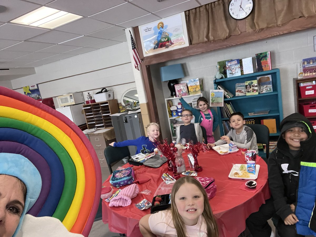 TLiMPrincipal's tweet photo. 2023 National Have Fun at Work Day was loaded with sooo much FUN! Leader Assembly, Popcorn Day, Lunch w/ the Principal, FUN cart and Pizza for staff! #LeadingwithLove #BeatingWinterBlues https://t.co/DgaYyJaQSm