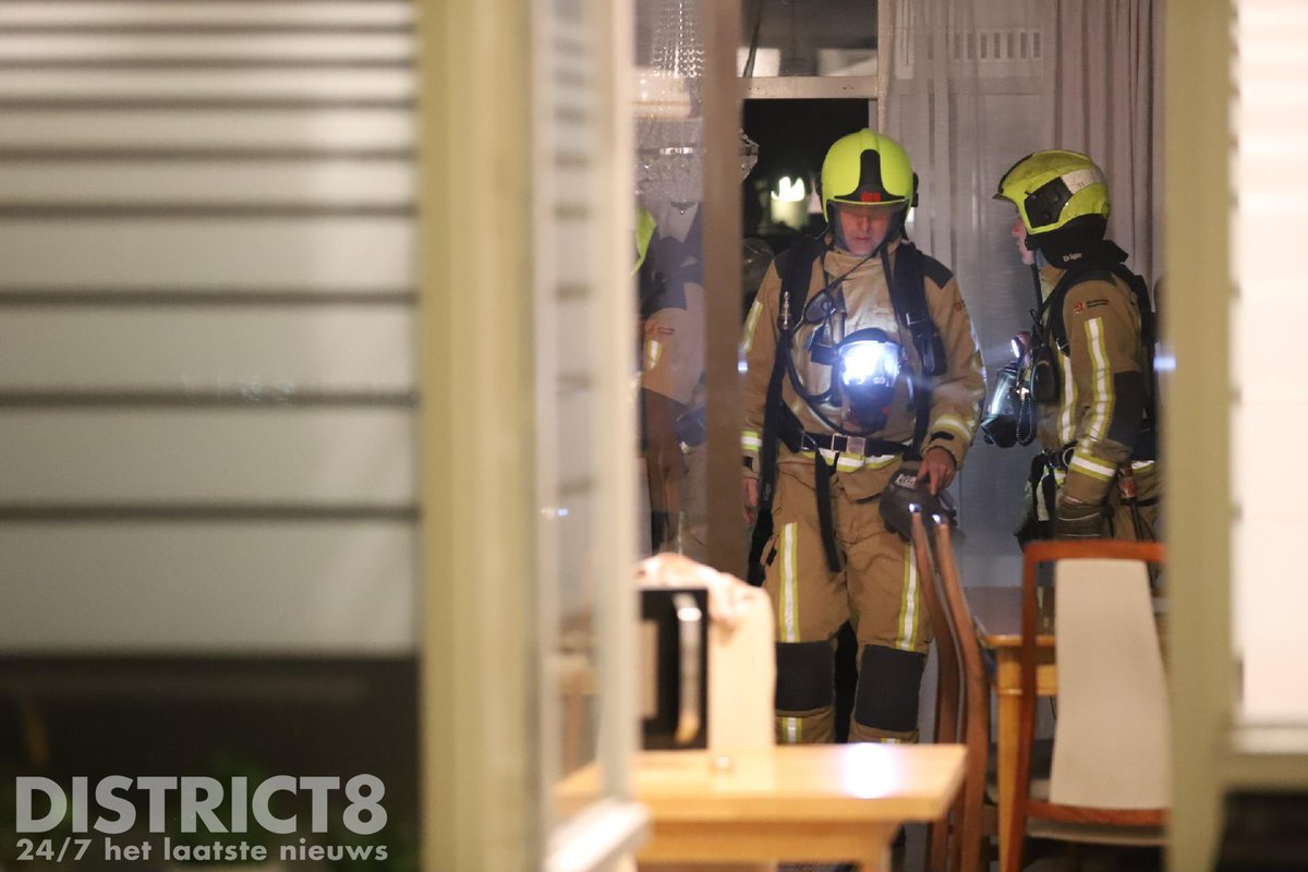 RedactieD8's tweet image. Bewoners van een woning aan de #Scholstraat in #DenHaag schrokken vannacht wakker van een brandlucht in hun woning. In de woonkamer bleek een elektrische deken op de bank in brand te staan. De brandweer heeft het brandje geblust, minimaal eén persoon raakte lichtgewond.