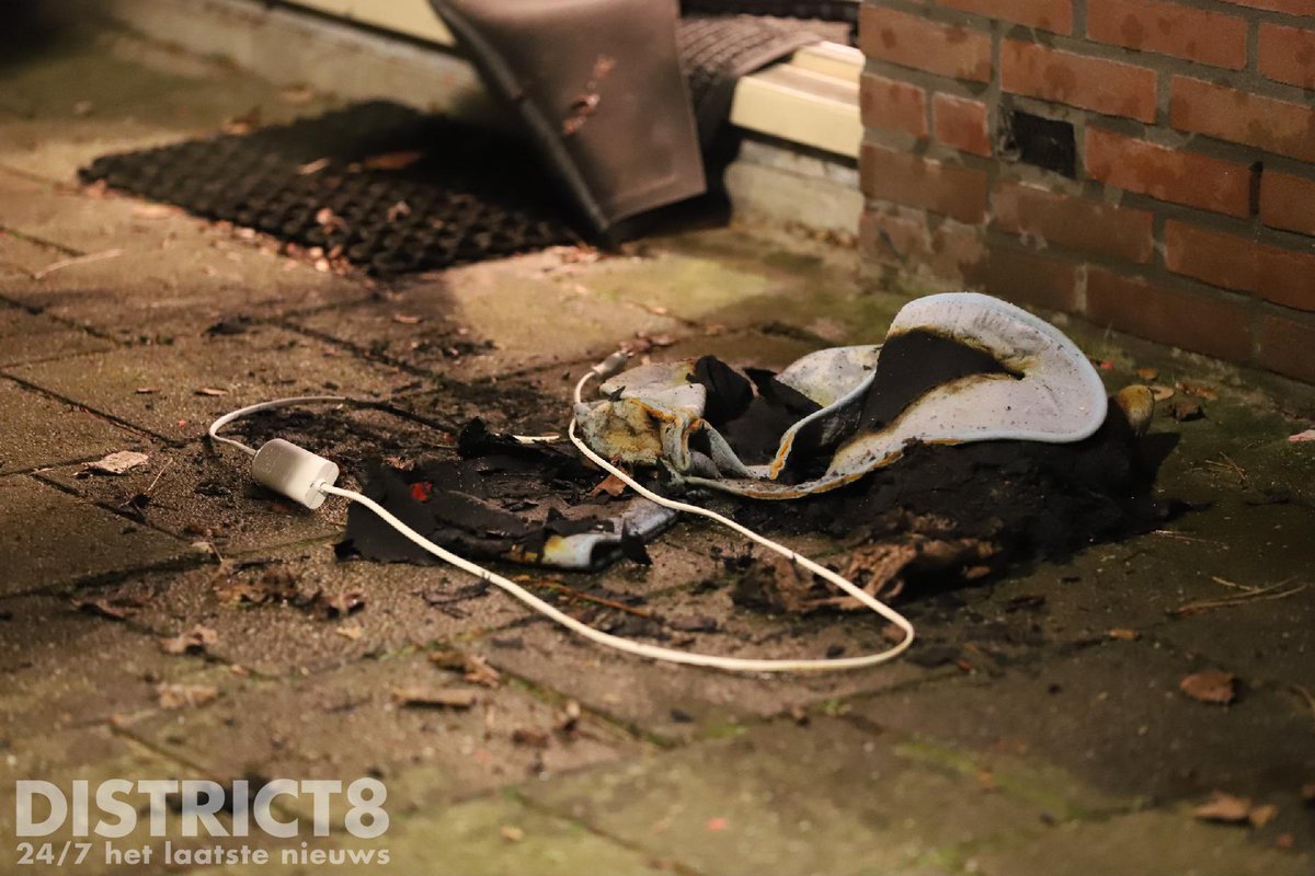 RedactieD8's tweet image. Bewoners van een woning aan de #Scholstraat in #DenHaag schrokken vannacht wakker van een brandlucht in hun woning. In de woonkamer bleek een elektrische deken op de bank in brand te staan. De brandweer heeft het brandje geblust, minimaal eén persoon raakte lichtgewond.
