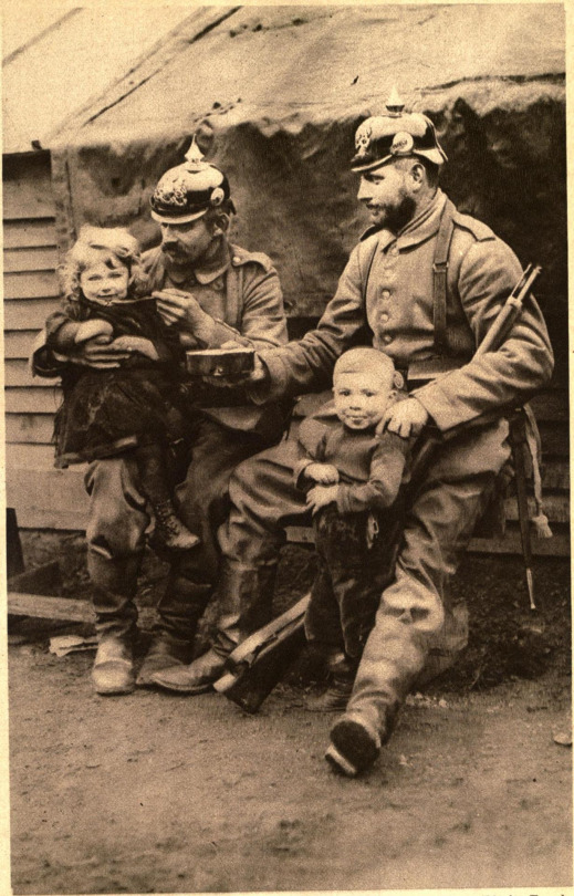 昨今のウクライナでロシアが占領地で食料配給を行っているように、占領地住民を用いたプロパガンダってのは戦争の正当性を訴えかけるのにベタなものだったりする。

この写真は1915年、ベルギーのアントワープ近郊でドイツ兵がベルギー人の孤児に食事を与えてる様子を捉えたもの