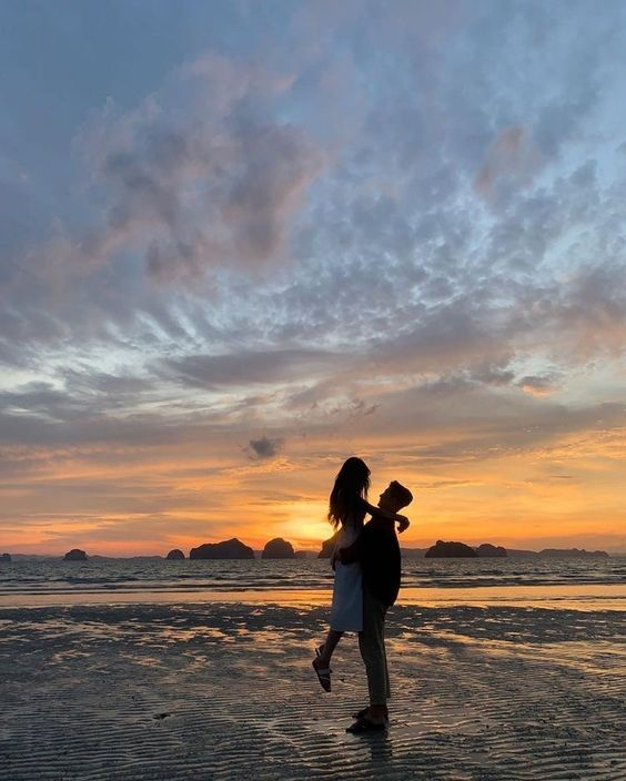 LyLyMartin1's tweet photo. 365 days complete, 365 new days to go. I am writing a New Year’s resolution, how about you? May you have a wonderful New Year!
#newyear #datecrush #couple https://t.co/MbpGrB0s7l