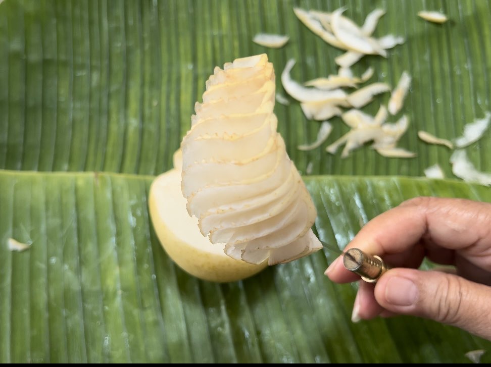 💁🏻‍♀️🥕🥒🍎 Fruits and vegetables carving during Chinese New Year 2023 #fruitcarving #vegetableart  #cucumbercarving #carrotcarving #asianparecarving  #applecarving