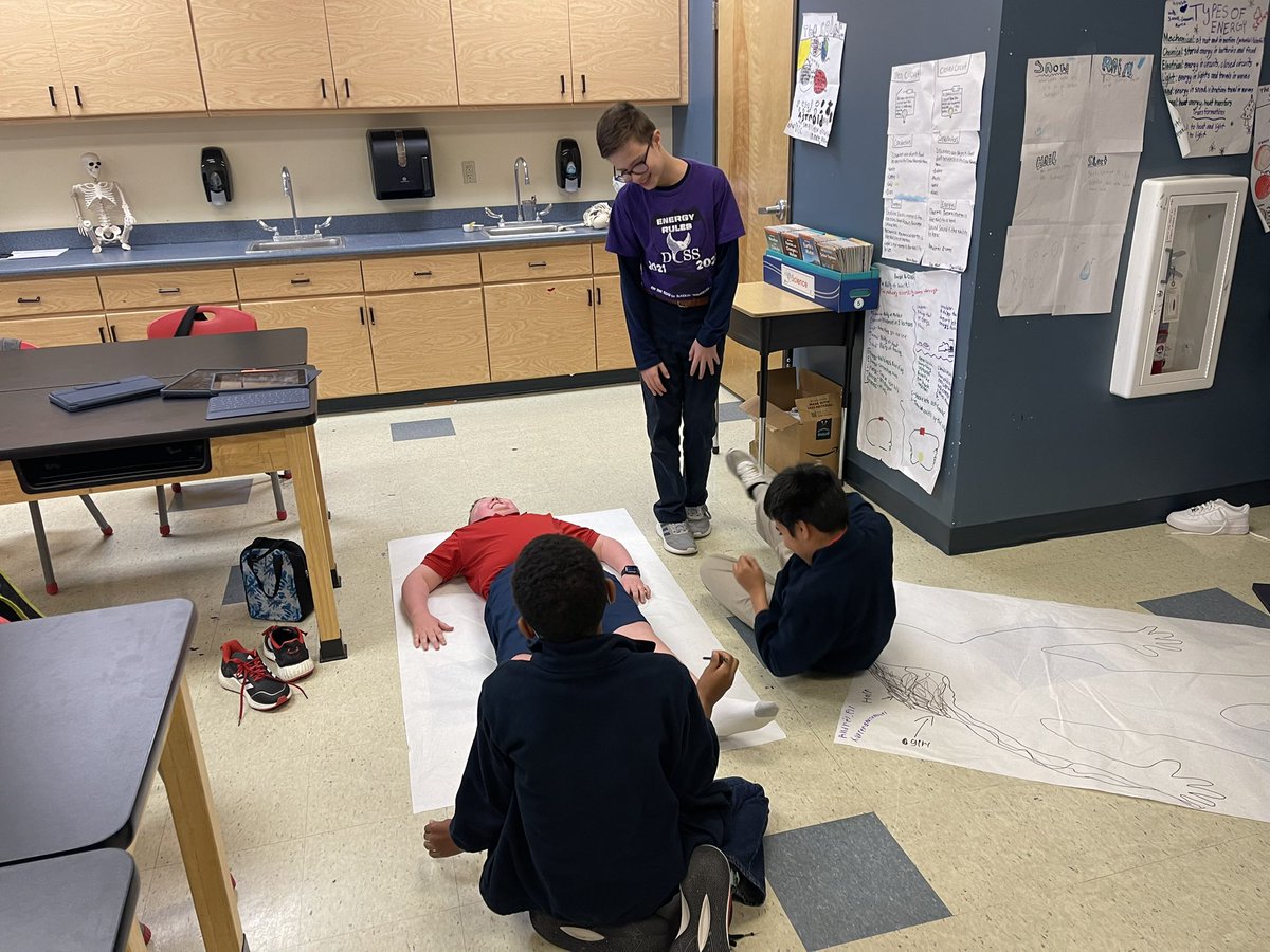 1jetsfanlc's tweet photo. What a better way to begin our unit on the body! Body posters in fifth grade science! #funin5th @DCSSouthside https://t.co/E8DmfG3gG5
