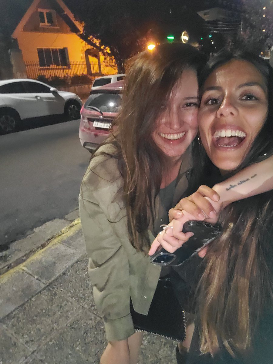rebeccramirez's tweet photo. Ella vino a vacacionar al sur, donde estoy trabajando pero para mi fue una caricia al alma♡ te amo amiga, nos deseo más improvisaciones como estas♡ 
(Te dejo un recuerdon)
@RocioRoel https://t.co/XXN1EVMh1Q