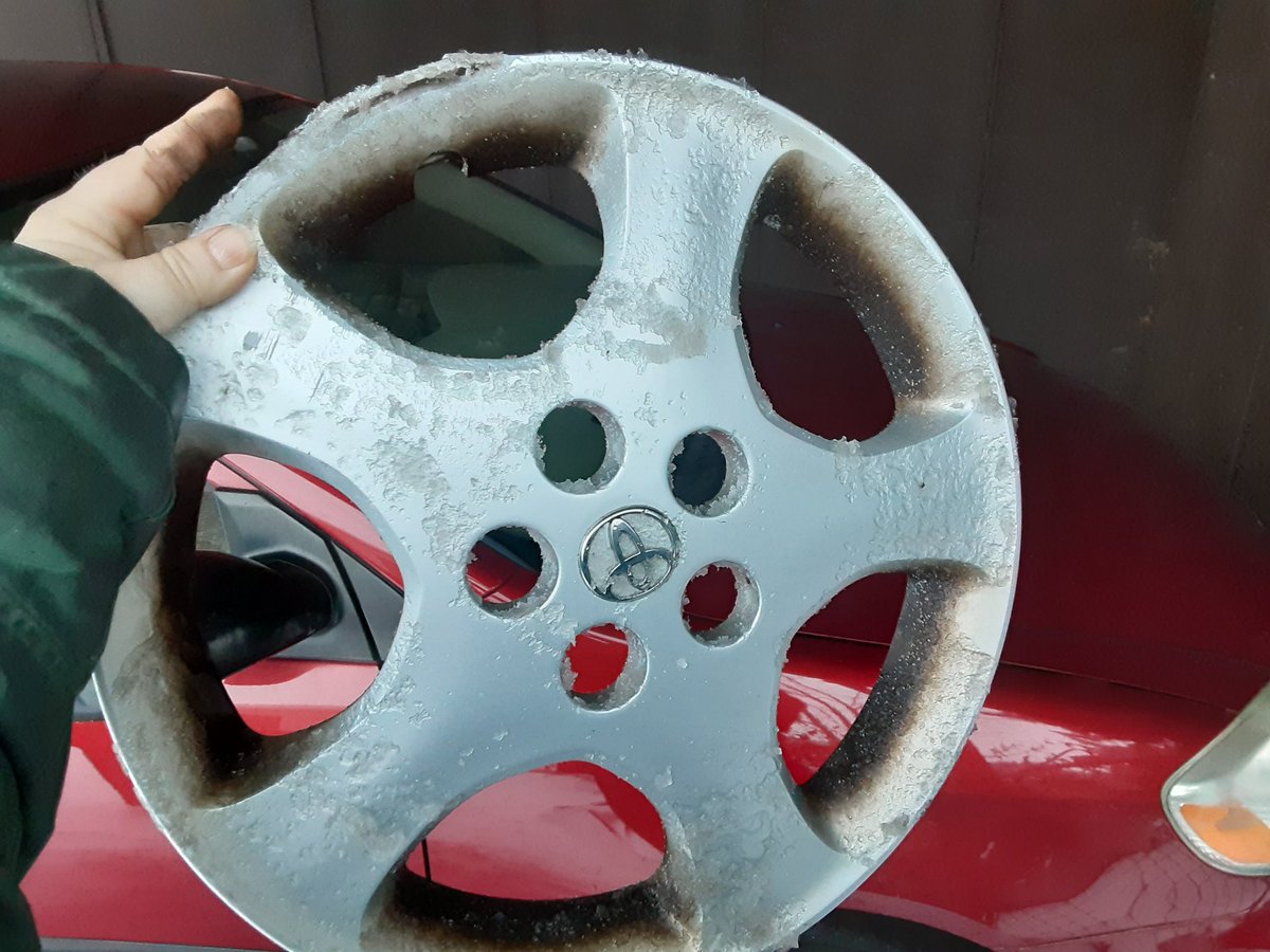 Neilfan12's tweet image. 🚗❄💥😳 On the way home from work today had car #accident.

Light snow, slick roads. I slid 2 or 3 times. Final time I hit the curb on main road near home. Continued home, saw hubcap missing &amp;amp; walked back to get it. Pics below. SLIGHT rim dent (4th pic)?
#CarAccident #SnowIsEvil