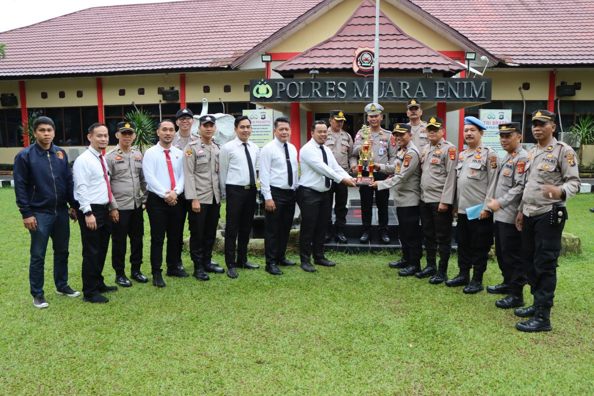 Penyerahan trophy Juara 1 Lomba bolabasket 3x3 Polda Sumsel dari Tim Bhayangkara Serasan Basketball Club kepada Waka Polres Muara Enim Kompol C.S Panjaitan,S.E,M.S.i