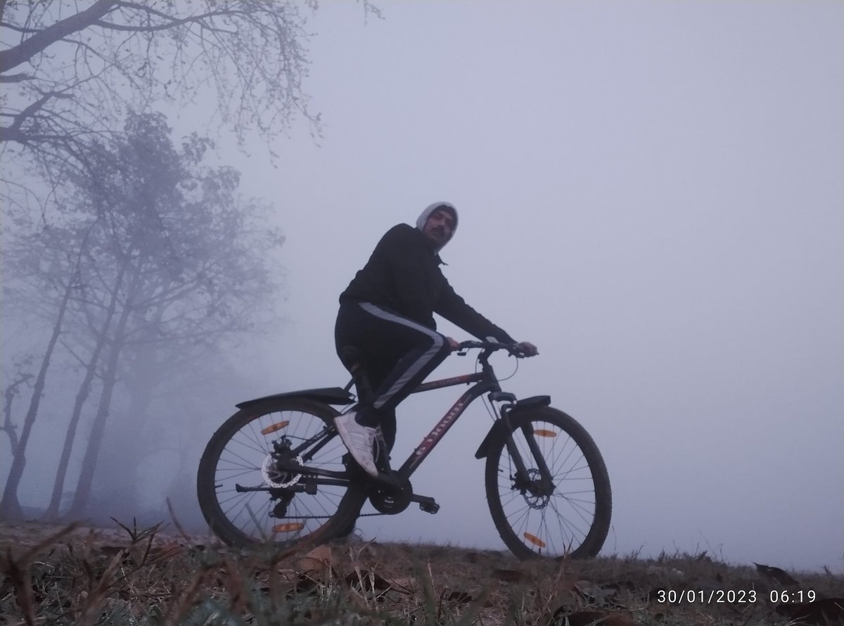 Early morning cycling.
#morning #morningvibes #cycling #solocycling  #highway #fitness #exercise #life #enjoy #coldweather #foggymorning