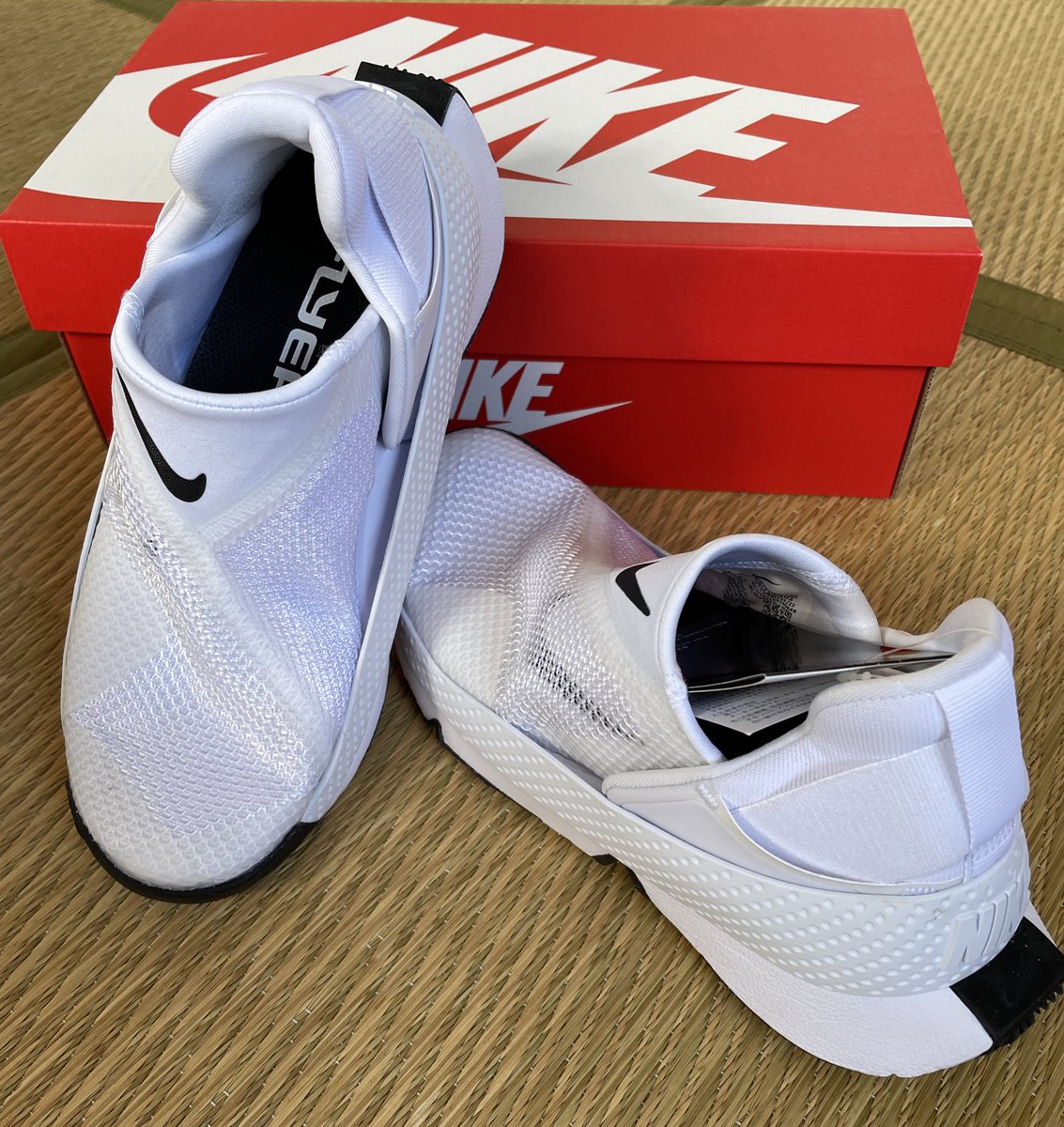 em202205's tweet photo. AIRJORDAN 1 MID
サイズもピッタリで、わずかに入ったレッドが上品なアクセント😍💕
足首部分しっかりしてて安定感があるので捻挫しなさそうで嬉しい😆
ニーズ満たしてて良き！

でも
ゴーフライイーズって最初どう履くんだろ…😵‍💫
#Nike 
#AirJordan1 
#nikeGoFlyEase https://t.co/xXXNf8DBYl