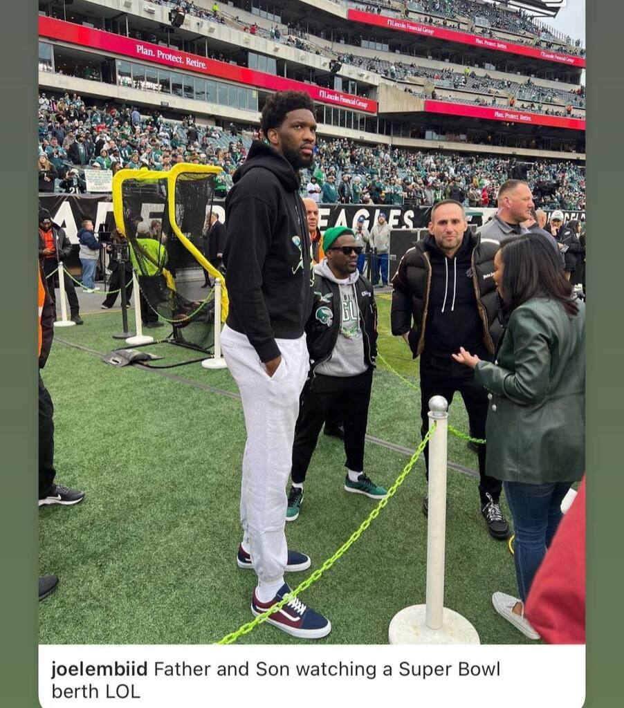 TheYBF's tweet photo. Celebs were out for the Eagles-49ers big NFC championship game in Philly. Philly natives #KevinHart #MeekMill and more were in the suite with #JamesHarden #LilBaby #EnikoHart and more while fellow Philly native #LilUzi walked out the squad at the top of … https://t.co/Yigh8pGULy https://t.co/ZqObbnRhmb