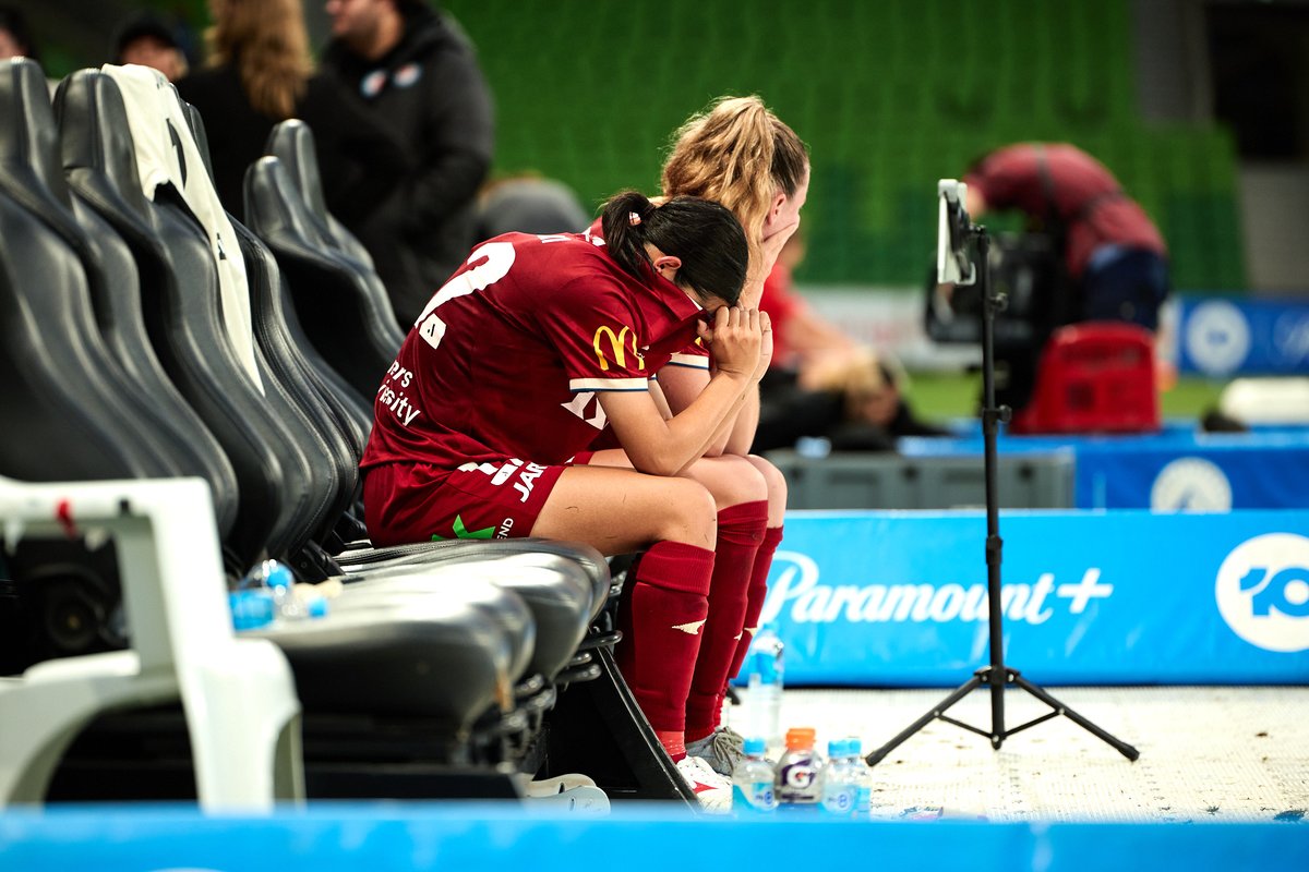 A contrast of emotions at AAMI Park 🎭

The 𝐄𝐜𝐬𝐭𝐚𝐬𝐲 of Rhianna Pollicina sealing 3⃣ points for <a href="/MelbourneCity/">Melbourne City FC</a>👌

𝐀𝐠𝐨𝐧𝐲 for <a href="/AdelaideUnited/">Adelaide United</a> as a winless run stretches to six 😔

📰 City sink Adelaide: bit.ly/3DoiMdU

📸: <a href="/ByTheWhiteLine/">Rachel Bach</a>