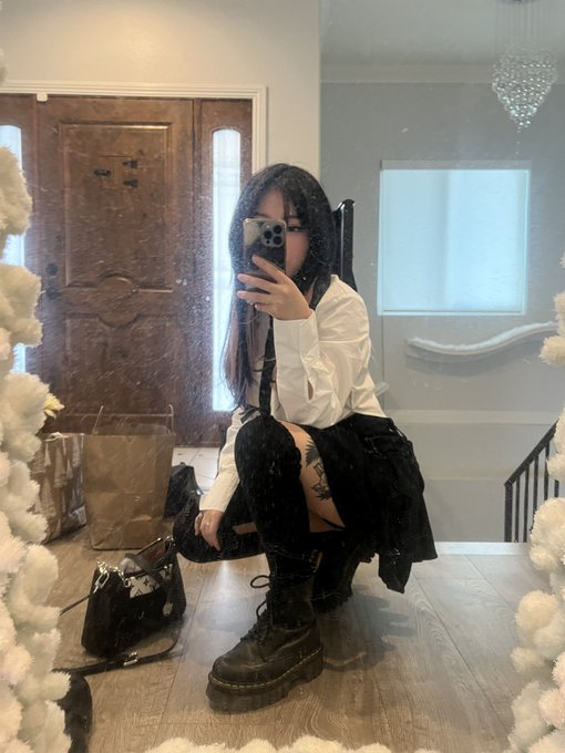 Dirty mirror selfies https://t.co/saHAk5r3Ik