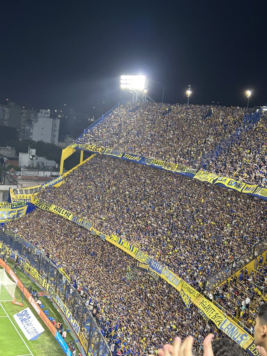 juampireynoso's tweet photo. Nunca dejas de sorprenderte con esta hinchada. Boca es grande por su gente. https://t.co/GdteObQ0sS