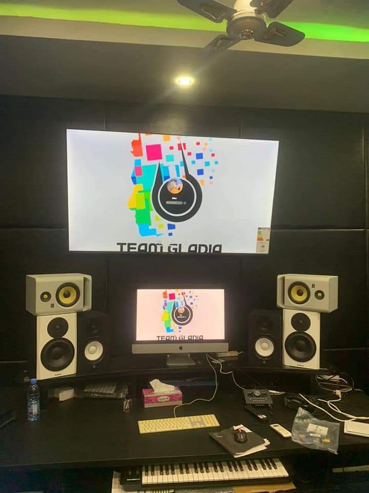 consultant225's tweet photo. Après sa splendide maison, le rappeur malien @ibaoneofficiel présente son nouveau studio d'enregistrement 🎼🎵🎤🎶🎹🪘
#nticopenconception #rap #rapartist #TeamGladia #hiphop #besthiphop #bestrapper #bestrapperintheworld #lemicivoire #hiphopivoire #rapivoire #rapmalien #ibaone https://t.co/J9vC1t2VsG