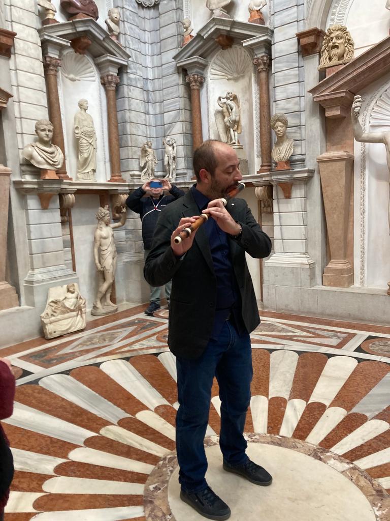 Suonare a Palazzo Grimani a Venezia con il traversiere è un'emozione unica. #traversiere #barocco #musicabarocca #venezia #baroqueflute #baroquemusic #music #flute