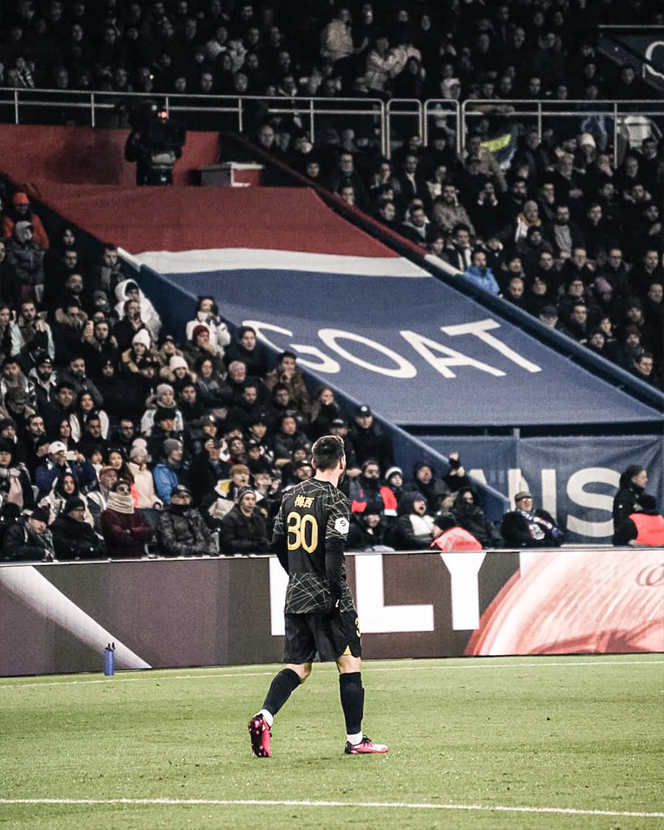 ESPNFC's tweet photo. 𝙎𝙤𝙢𝙚𝙩𝙞𝙢𝙚𝙨 𝙖 𝙥𝙞𝙘𝙩𝙪𝙧𝙚 𝙘𝙖𝙣 𝙨𝙖𝙮 𝙖 𝙩𝙝𝙤𝙪𝙨𝙖𝙣𝙙 𝙬𝙤𝙧𝙙𝙨... 🐐

(📸: @Benji_Pham) https://t.co/1z1yk5lv1W