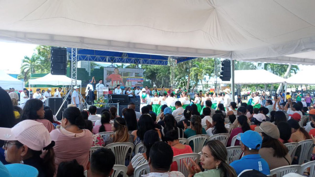 DHumanoEc's tweet photo. #SantaElena | Viceministro de Inclusión Económica @diegoquezadaa participó en la Feria de Emprendimientos de Alto Impacto, más de 800 personas se dieron cita para disfrutar de la programación artística y apoyar a las usuarias del #MIES. https://t.co/VygJQo4lbv