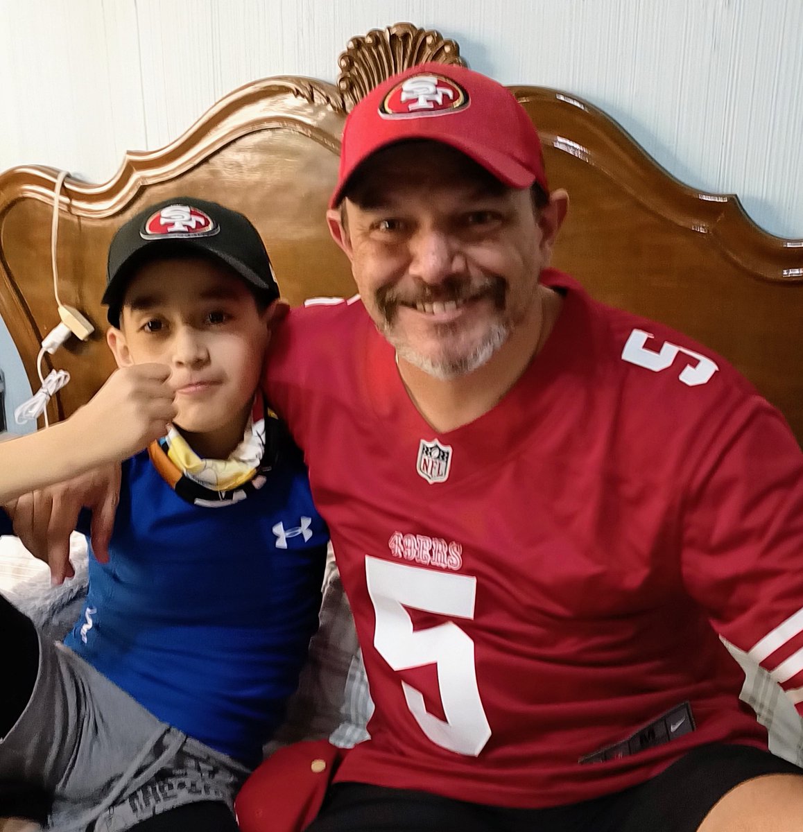 adrianeythor's tweet photo. #nflxfsmx 
Go @49ers 
Familia Sotelo presente https://t.co/7DXyPQF2Lp