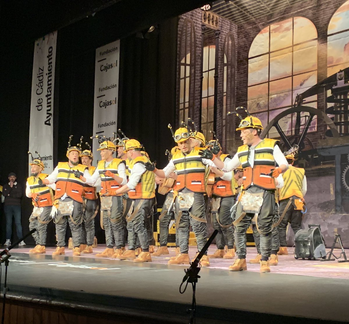 carnavalsur's tweet photo. Finaliza la comparsa granadina “ Los indispensables”, y ¿qué nos decís de su actuación? #COAC2023P9 #COAC2023 https://t.co/8InmEhio1G