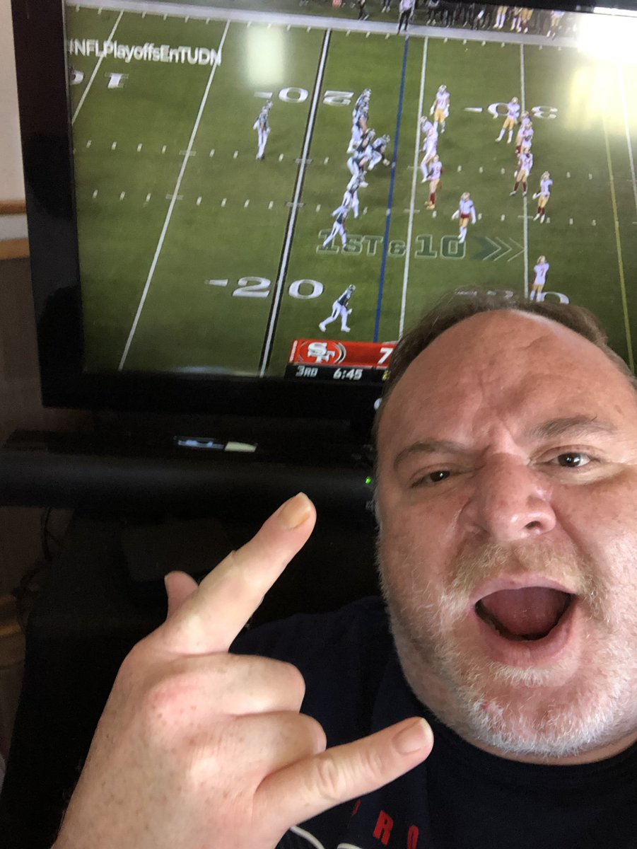 OyeGustavoTello's tweet photo. Claro que estamos viendo los #Playoffs de la #NFL 

A quien le vas?

Y no se te olvide postear tu foto utilizando el HashTag #OyeElSuperDomingo y gánate una pizza para el #SuperBowlLVII 

Hay vientos en @Oye897 😃🙌🏻🍕 https://t.co/IQdIgdHQiP