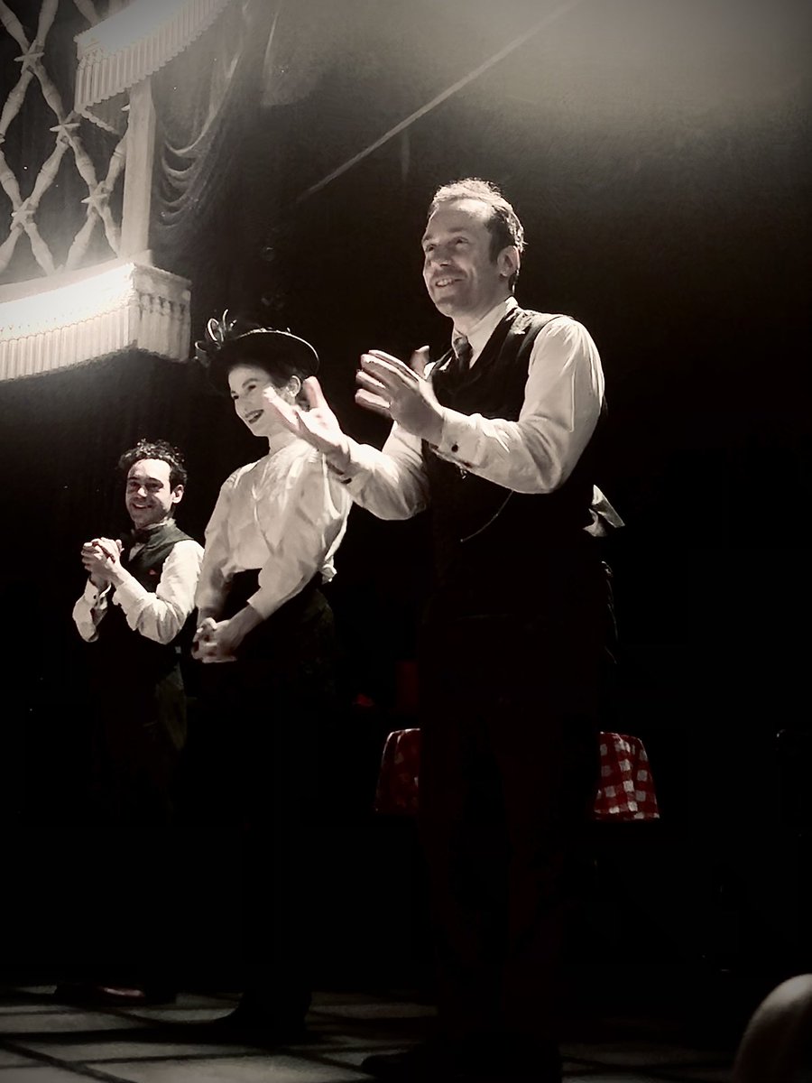 jennifer_bailly's tweet image. Le titre était prometteur, on ressort de #Smile avec les yeux aussi rieurs qu’humides :) C’est poétique, drôle et tellement original ! 
Allez remonter le temps à la Nouvelle Ève avec ces 3 comédiens de haut vol!