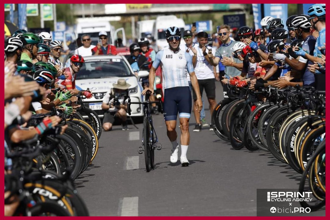 biciPRO1's tweet image. Come #Nibali e #Valverde a @lavuelta, oggi alla @vueltasanjuanok è arrivato il giorno dell&apos;addio per Maximiliano #Richeze 👋🇦🇷

Il corridore di #SanJuan ha sfilato, commosso, fra due ali di corridori che lo hanno applaudito a capo di una carriera, vittoriosa e trasparente 👏👏