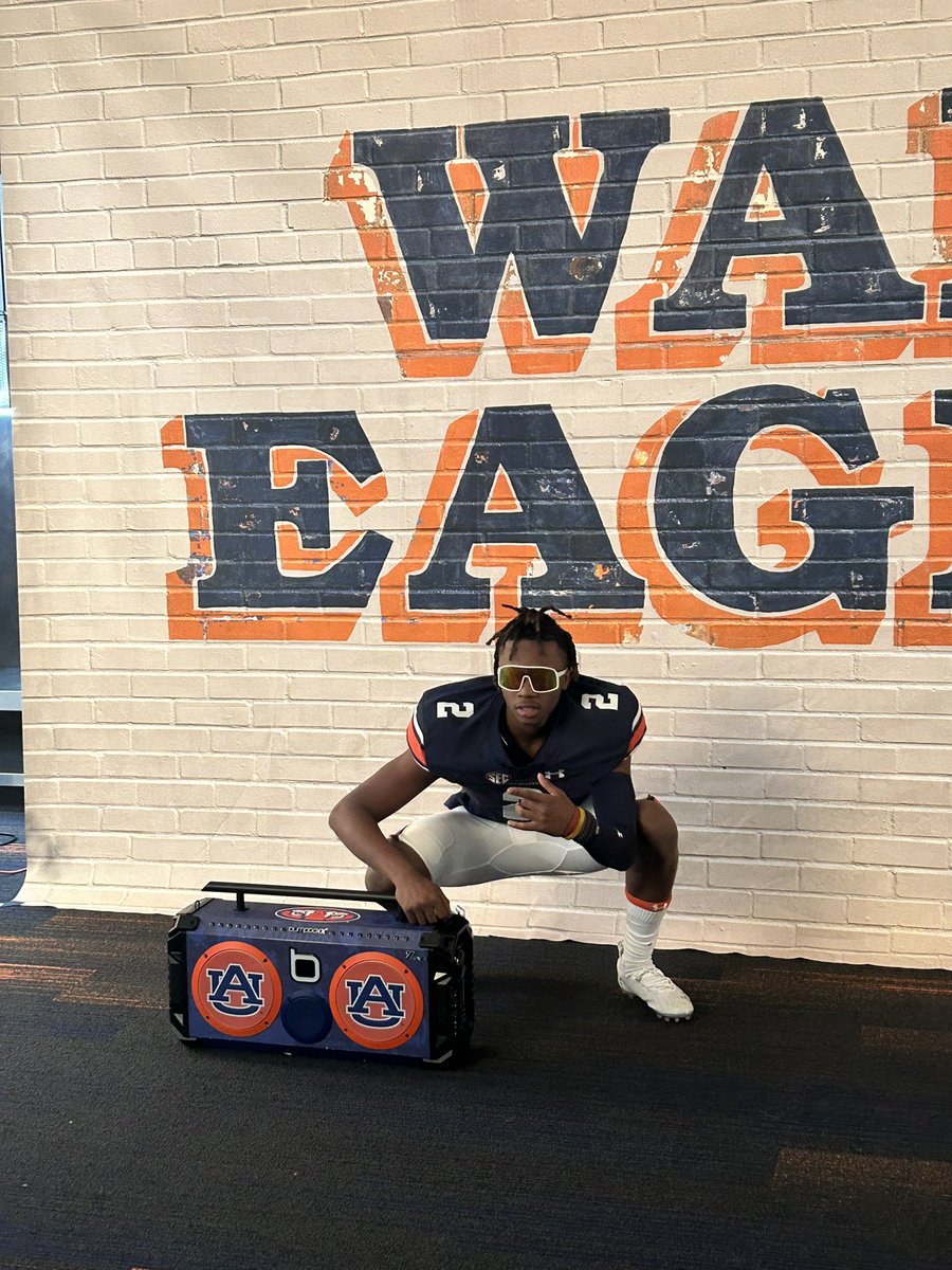 TerrellRussell3's tweet photo. Thanks @AuburnFootball for having me and my big dog @kalari_gordon out today🙌🏾🙌🏾 #WDE https://t.co/LWu4Qhdx9Y