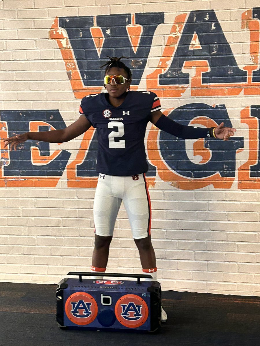 TerrellRussell3's tweet photo. Thanks @AuburnFootball for having me and my big dog @kalari_gordon out today🙌🏾🙌🏾 #WDE https://t.co/LWu4Qhdx9Y
