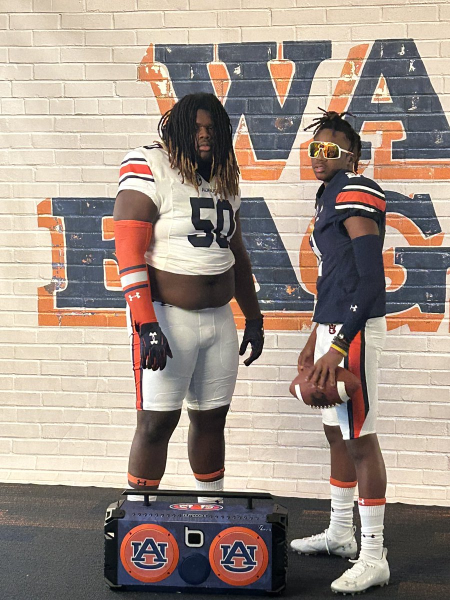 TerrellRussell3's tweet photo. Thanks @AuburnFootball for having me and my big dog @kalari_gordon out today🙌🏾🙌🏾 #WDE https://t.co/LWu4Qhdx9Y