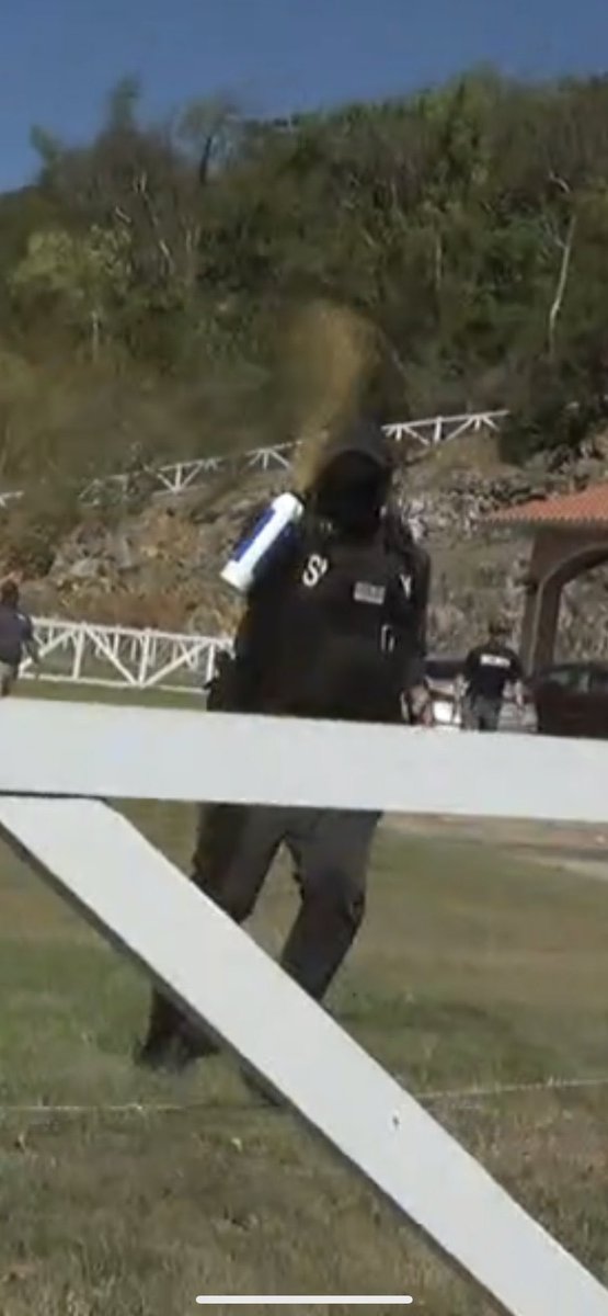 Es increíble que, a pesar de que existe una orden de demolición del <a href="/DRNAGPR/">RecursosNaturalesPR</a>, la policía de PR haya permitido semejante atropello hacía los manifestantes. Gobernador, gracias a su incompetencia,usted será recordado como el principal responsable de toda la sangre que sea derramada