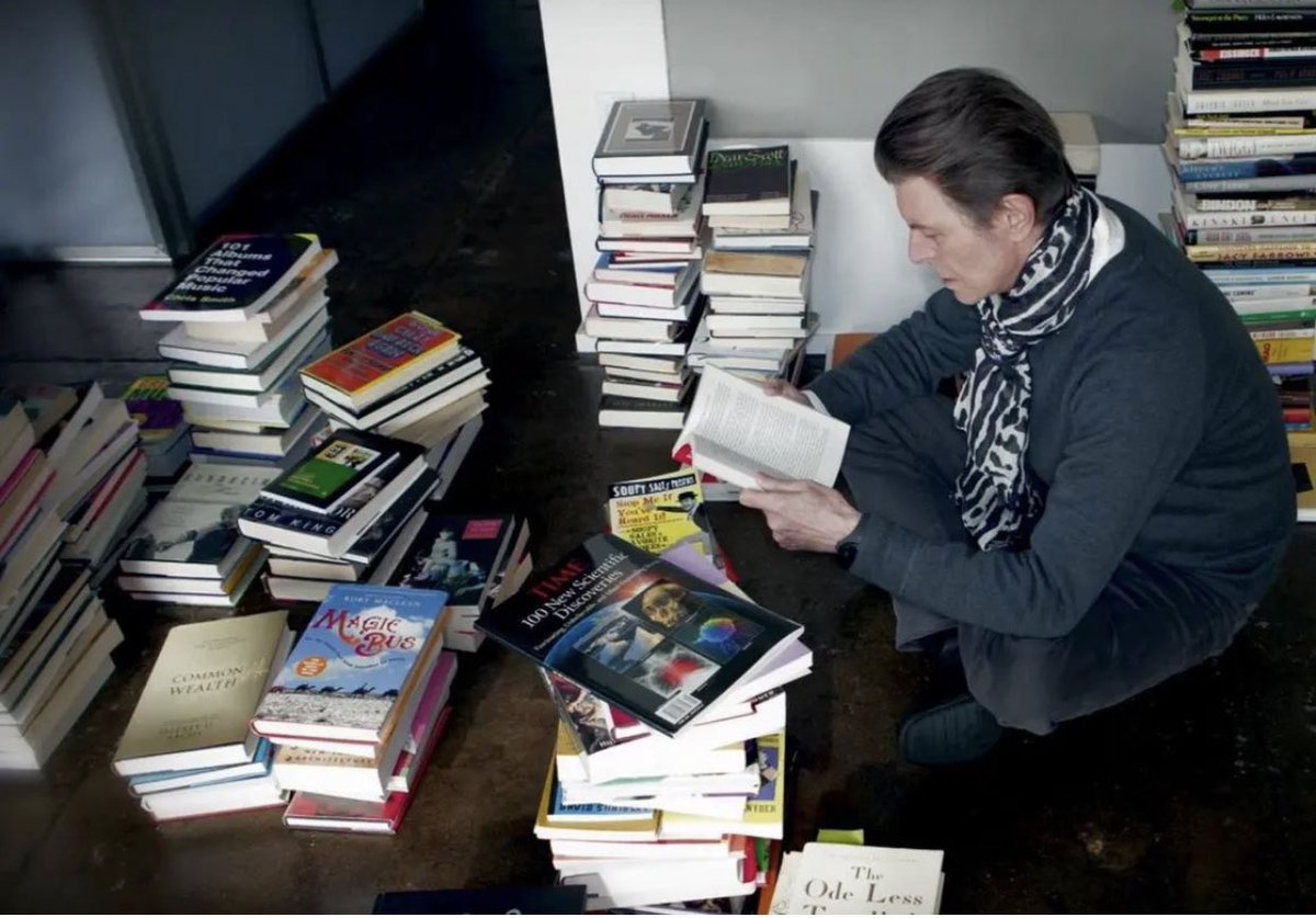 denajag's tweet photo. *David Bowie* was a #voraciousreader and couldn’t toss out any book he ever read. He left behind #twowarehouses of his books plus a #hugelibrary in his home 📚 💔💐💔 RIP David 📚 May the heavens be filled with books for you to read ❤️🎼🎸❤️ https://t.co/KVBtuR0EyU