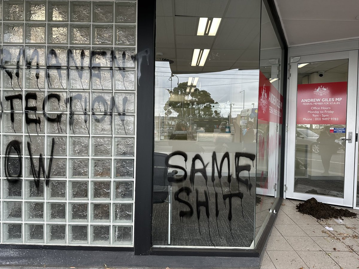 akaWACA's tweet photo. We are sick of waiting. Change your policy @andrewjgiles #EndDetention #PermanentProtectionNow #SameShitDifferentGovernment https://t.co/bSZUZXin9Q