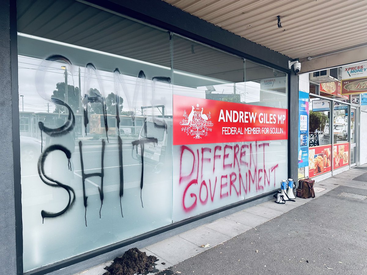 akaWACA's tweet photo. We are sick of waiting. Change your policy @andrewjgiles #EndDetention #PermanentProtectionNow #SameShitDifferentGovernment https://t.co/bSZUZXin9Q