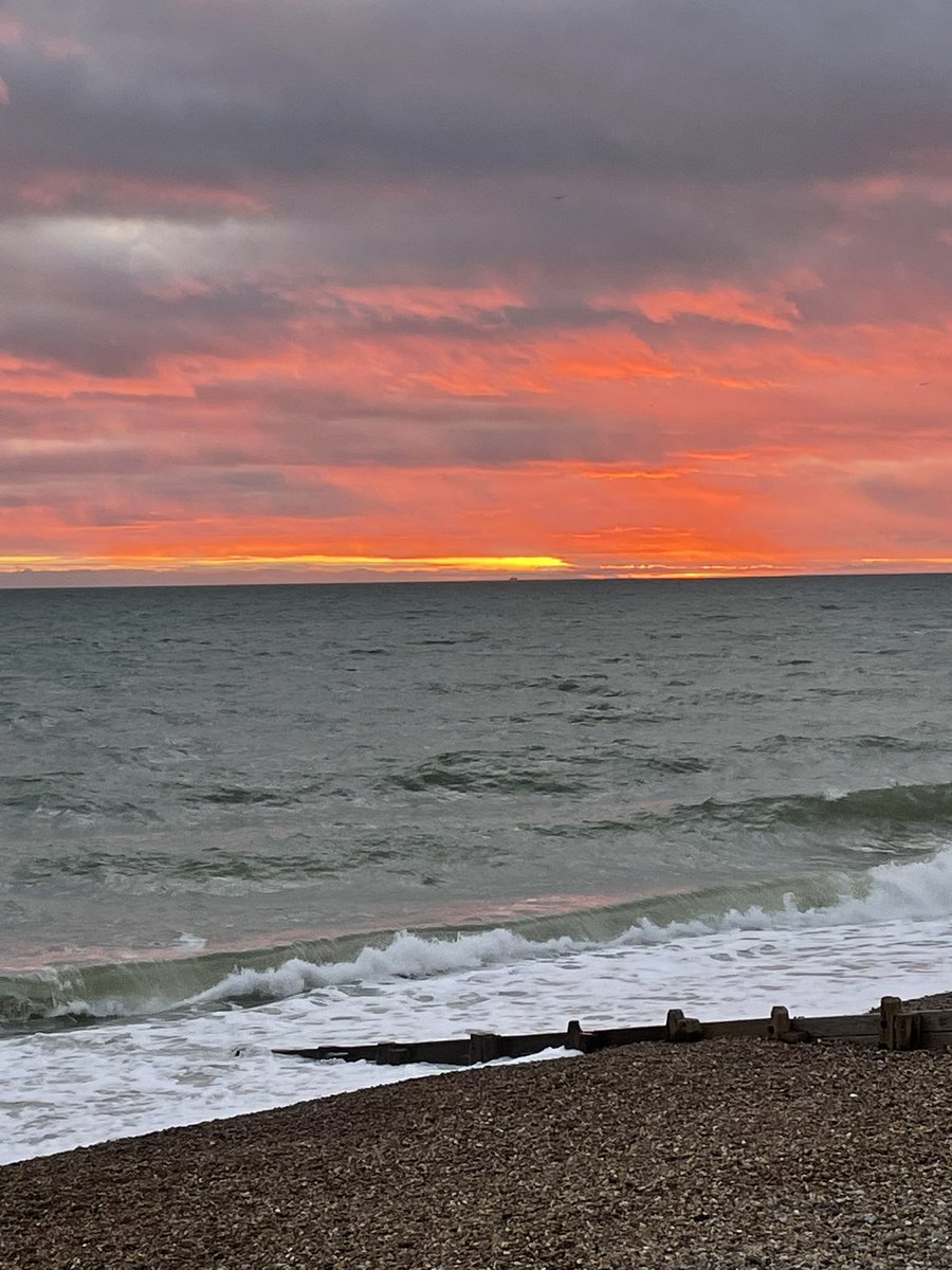 海に落ちていく夕陽が本当に綺麗だった日曜日の午後4:30頃。
#brightonbeach