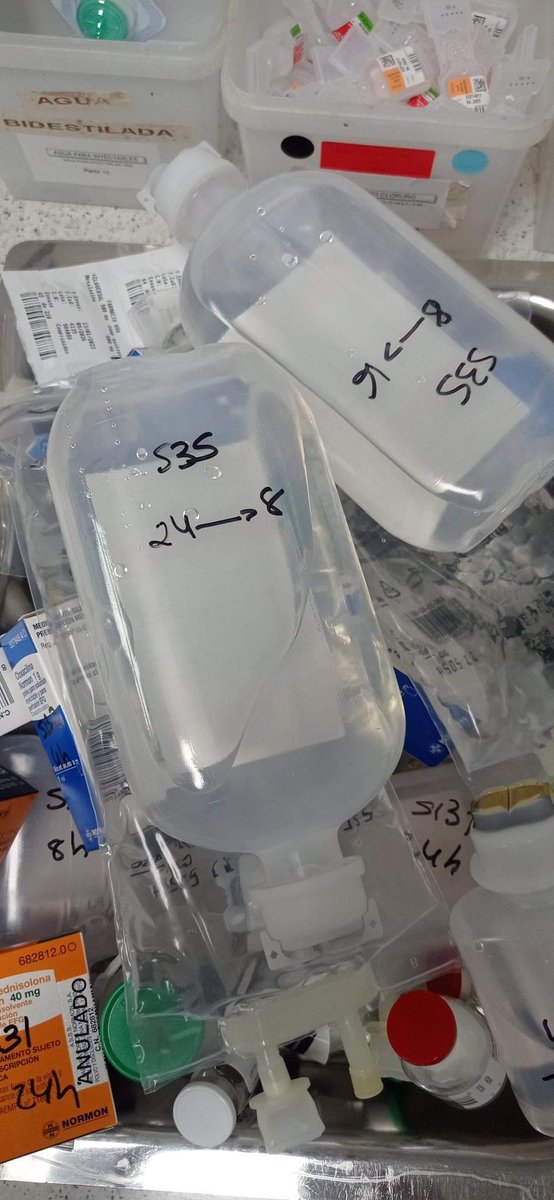 A_H_MT's tweet photo. Mantener una planta de Medicina Interna en un @HUVV_SAS con 40 pacientes y solo 2 @due +25 analíticas de mañana, medicación, y el stress q conlleva todo eso. Recordad q somos sanitarios y no esclavos, queremos una sanidad pública digna. #huvv #hmt #Sanidad #Denuncia #hospital #a https://t.co/d8cvHQZIs4