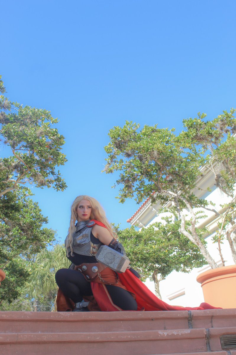 allnewthor's tweet photo. long time no see - have a smiting sunday! 🌩 #thor #mightythor #janefoster https://t.co/6yiYawLyRm
