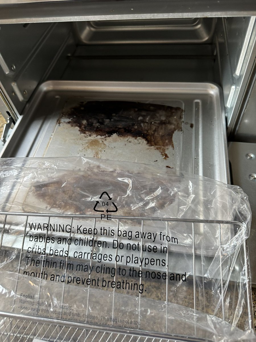 mariofilio's tweet image. Chequen como llegó este horno #chefman que pedimos en @amazonmex nunca nos había pasado algo así! sucio, usado, roto, con comida en el empaque🤦🏽‍♂️