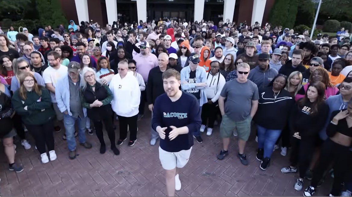 PopCrave's tweet photo. Content creator MrBeast goes viral after paying for 1,000 surgeries to cure blindness in patients around the world.

He also gave away $10K to a select number of patients, $50K to an incoming college student, and a new Tesla to one patient who has always wanted a car. https://t.co/myq24yn9RV