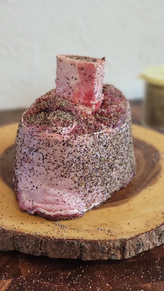 AnekBF's tweet image. Let's make dinner 🔥

#Food #BBQ #beefshank #thorshammer