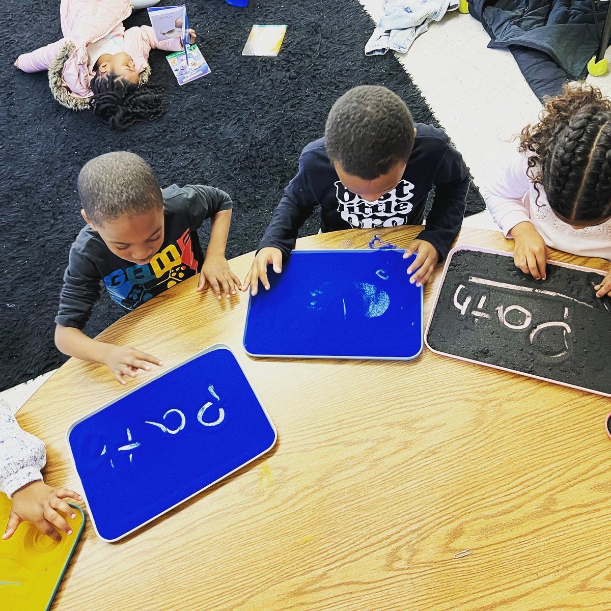 DrLangleyLogsIn's tweet photo. Using our sand trays for some kinesthetic practice to work on encoding. #lovelearnlangley #multisensorylearning #sandtray #encodingwords #kinestheticlearning #phonicsfun #phonics @COBB_ELA https://t.co/O7nOxZKJjB