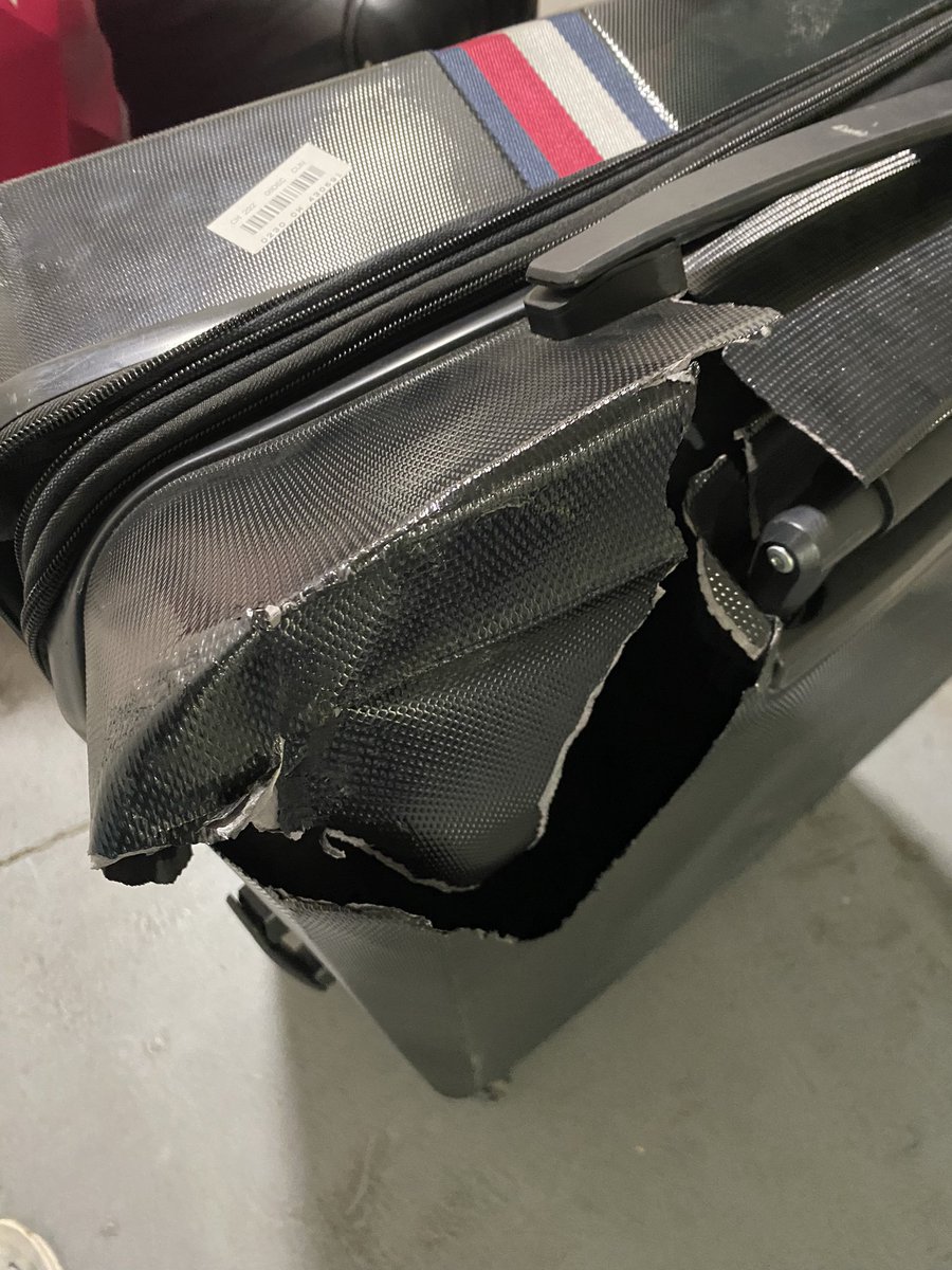 Made_In_Stgo's tweet photo. Cuándo el aeropuerto te dice… “es que ud no avisó que venía buena”
@CopaAirlines https://t.co/sUoSL2Tuex
