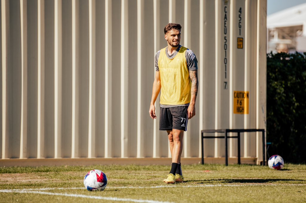 nunosantos_77's tweet photo. We move.
Eyes on the prize ๐ฆโ๏ธ
#CharlotteFC #ForTheCrown #NS77 https://t.co/zBIJLfETow