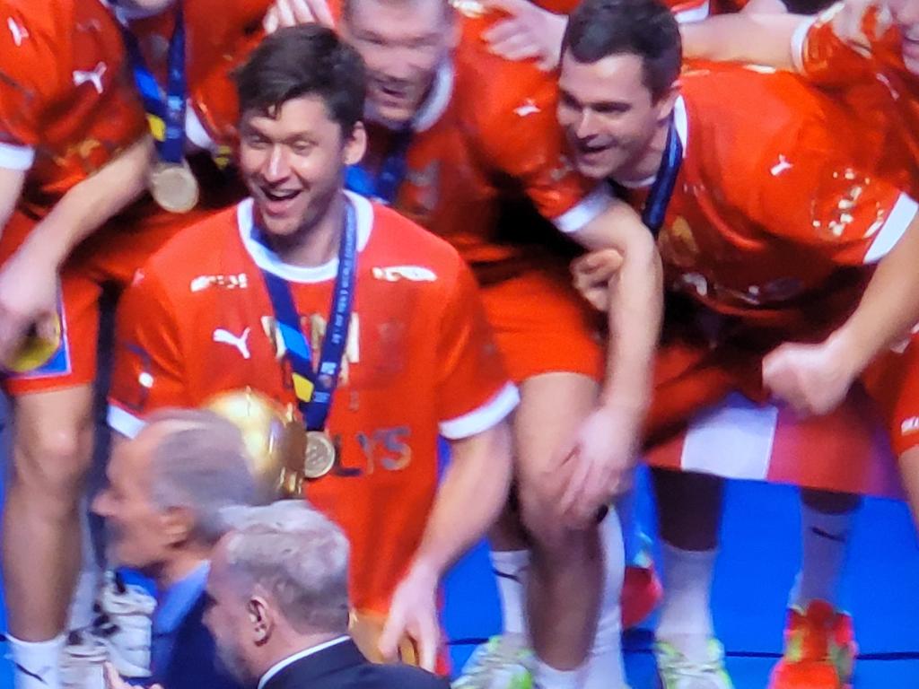 jane_sinding's tweet photo. TILLYKKE MED VM DRENGE, IGØR DANMARK STOLTE 🏆🇩🇰🏆🇩🇰🏆🇩🇰
#handball23 #Handball @dhf_haandbold https://t.co/vefJLguNr3