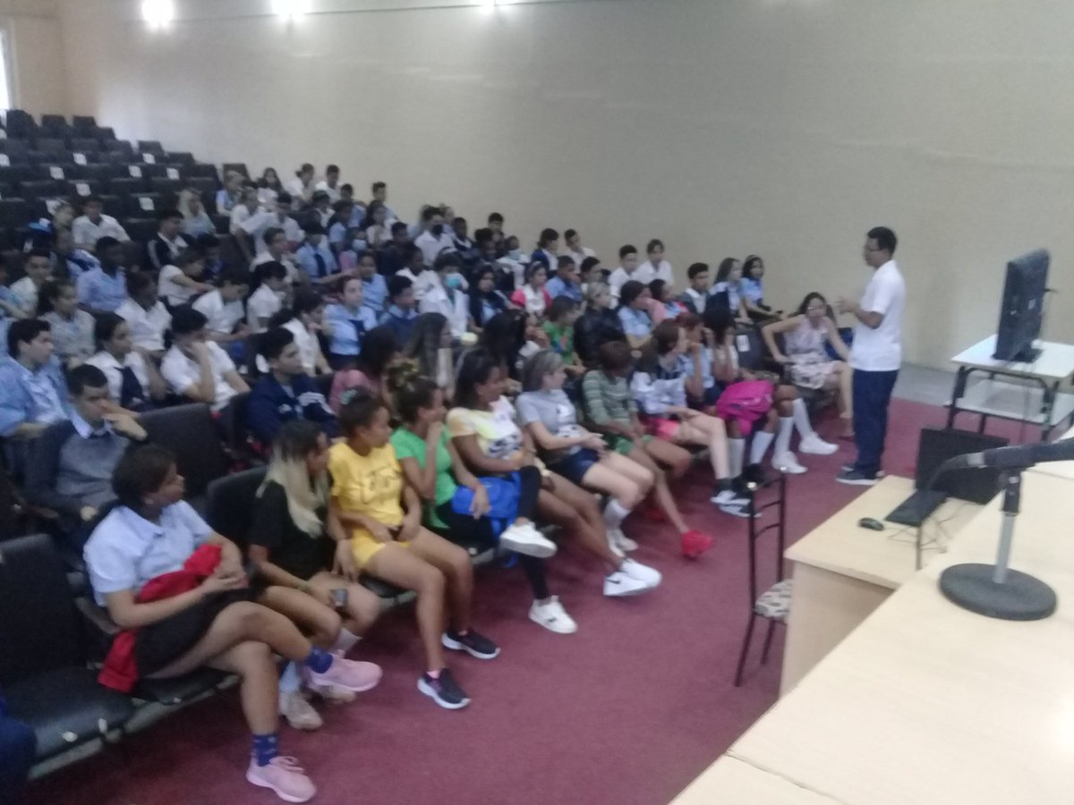 Una conferencia impartida por jovenes en formación de #CienciasMedicas #PorCamagueyTodo se realizó a estudiantes de nuevo ingreso #GeneralísimoIPVCE para el inicio de cursos complementarios. #Somoscuba #CubaMined #EducadoresCamagueyanos