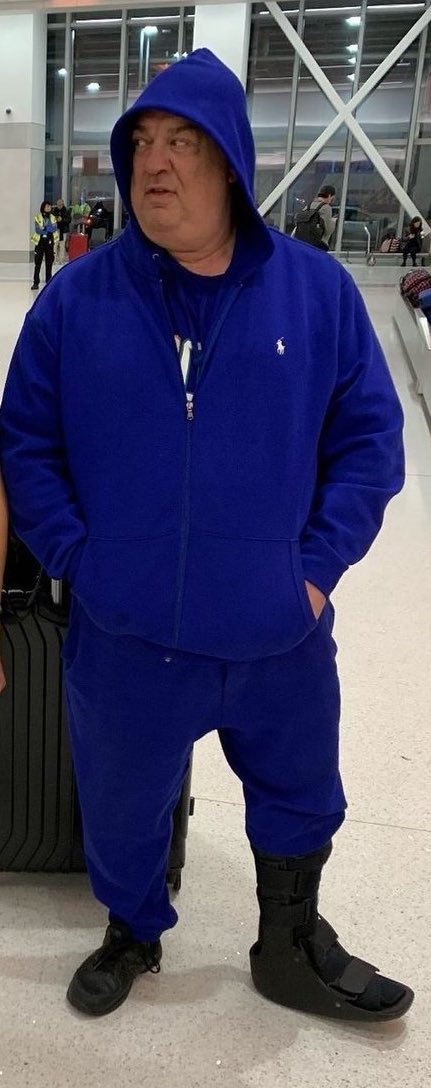 speareigns's tweet image. HE LOOKS SO WRONG WITHOUT A SUIT ON