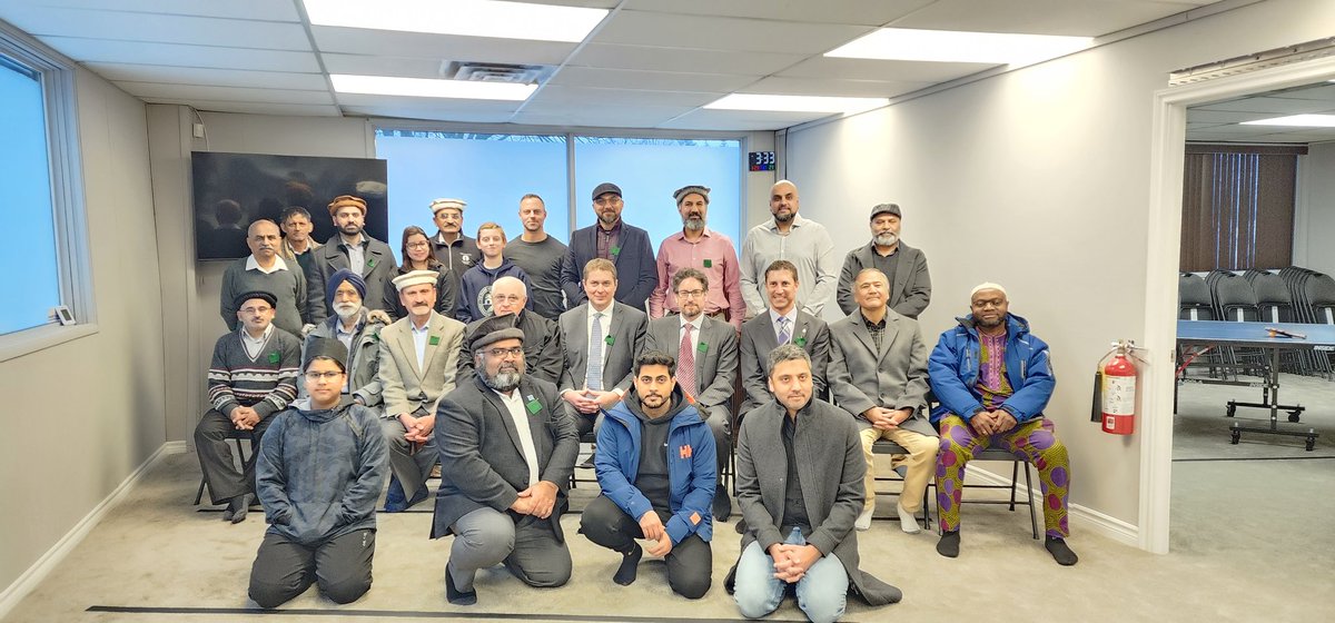 FdAffan's tweet photo. Today at Ahmadiyya Muslim Jama'at's center in Kanata, we stood in solidarity to mark the National Day of Remembrance of the Quebec City Mosque Attack &amp; Action Against #Islamophobia

Let's work together to fight all forms of hatred &amp; discrimination

#GreenSquareCampaign 
#cdnpoli https://t.co/soNQdxlg20