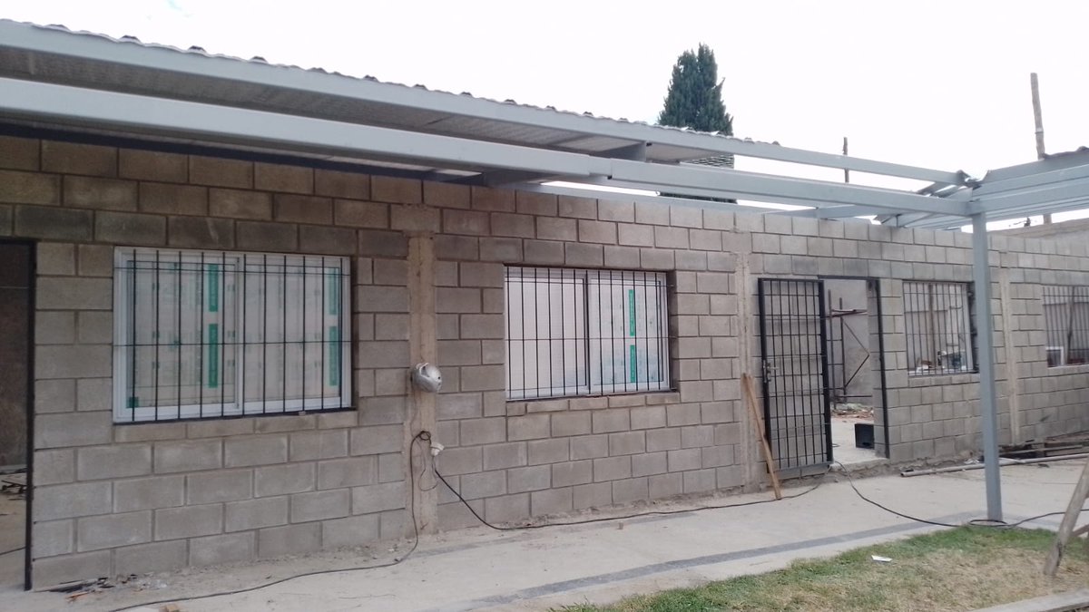 Hola a todos! Estamos construyendo una nueva Sala para nuestro Jardín de Infantes "San Juan Bautista". Para que puedan usarla a partir de Marzo necesitamos 2 puertas, 110 metros cuadrados de cerámica, pastina y pegamento.
Gracias!