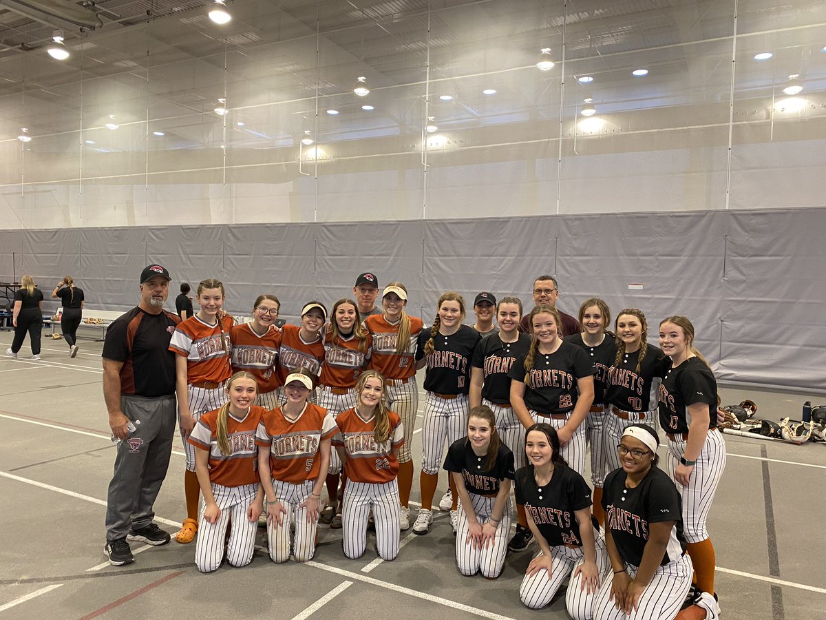 Hanover16u's tweet photo. Thanks to the @RoanokeSoftball coaches and players for working with our team today. the instruction was great as always and proud of the hard work today! 🐝 💪🏻 https://t.co/JnMrZHqtkN
